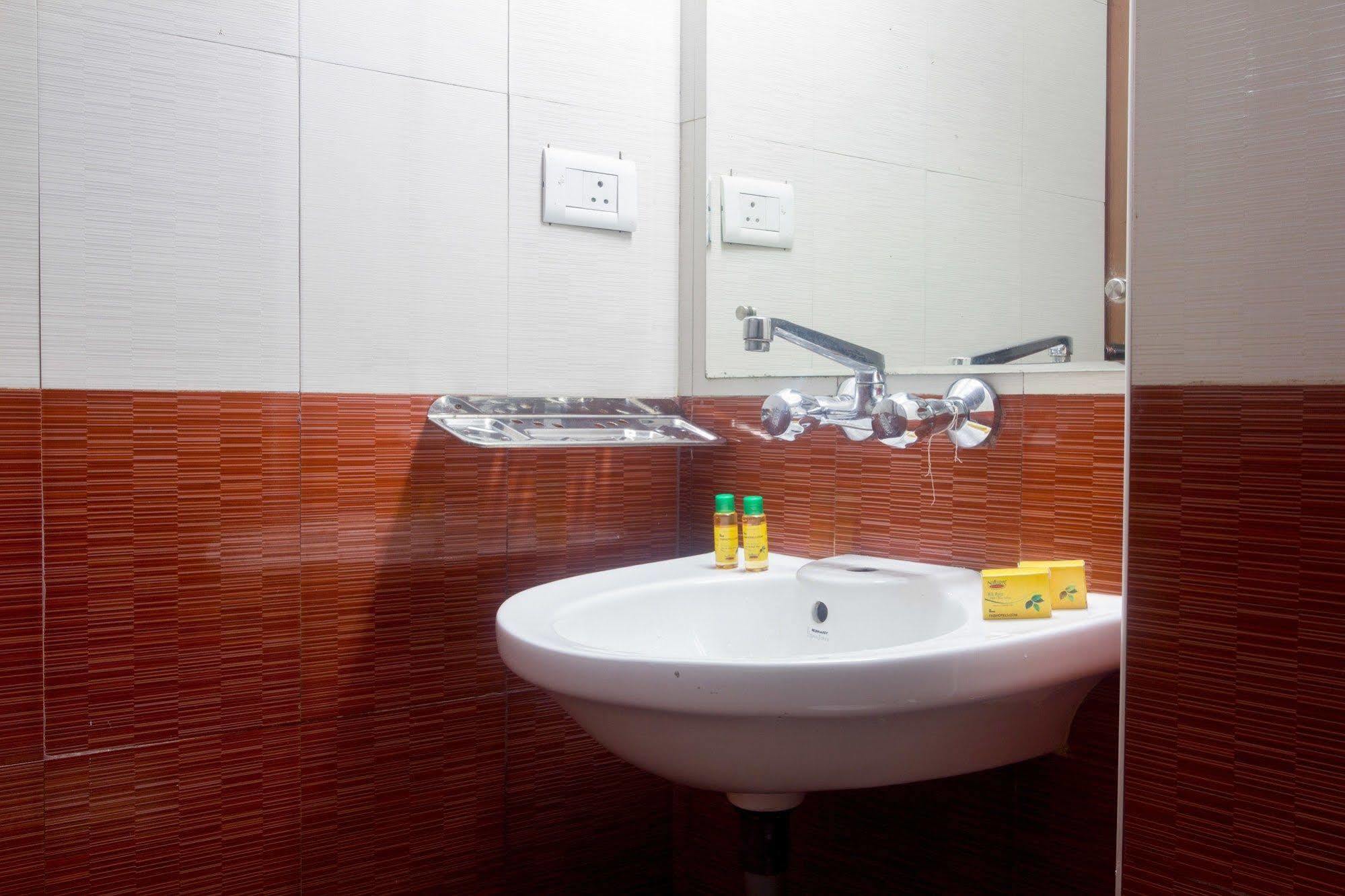 Fabhotel Khems Shoram Palace Road 3*