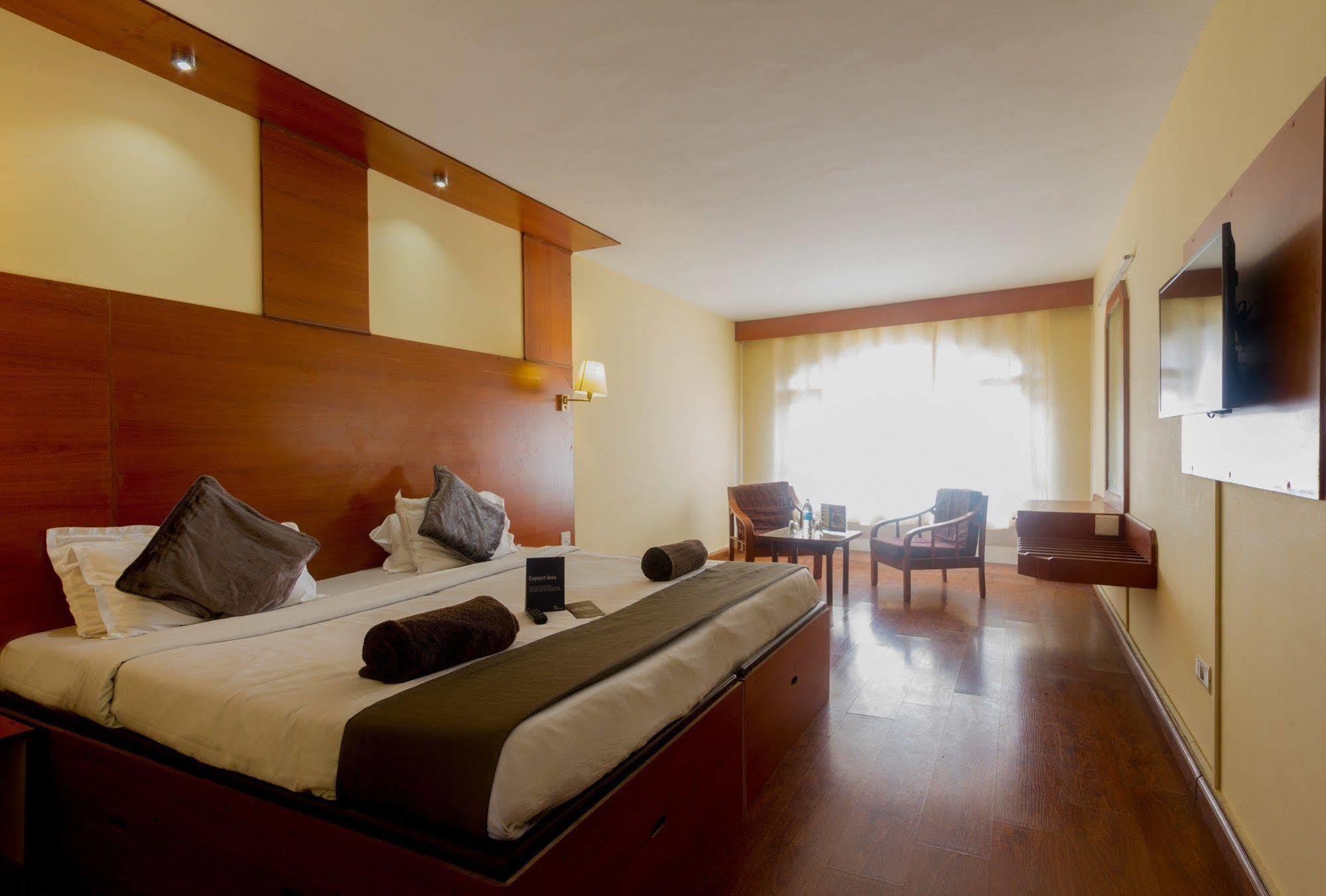 Hotel Fabhotel Khems Shoram Palace Road