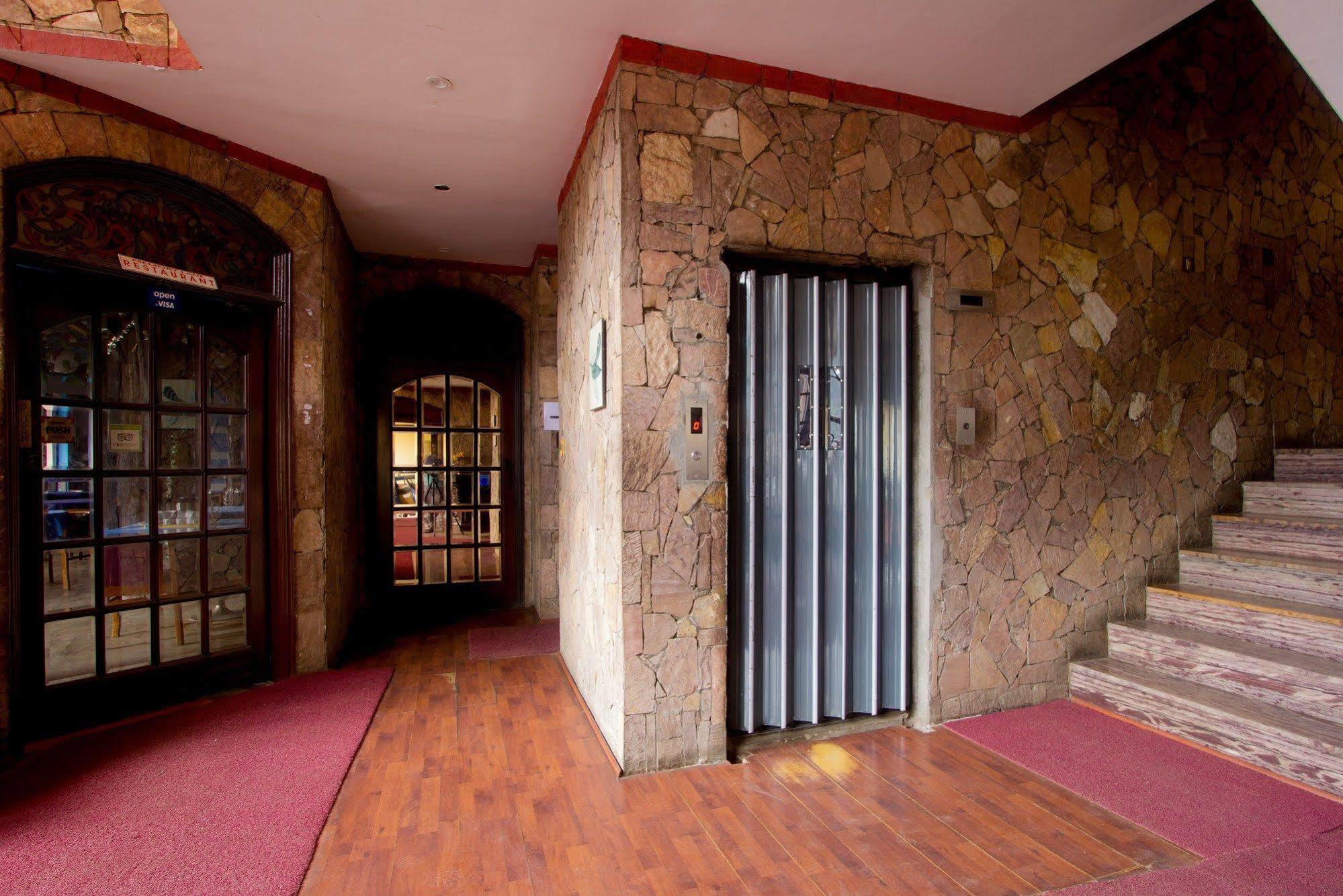 Hotel Fabhotel Khems Shoram Palace Road