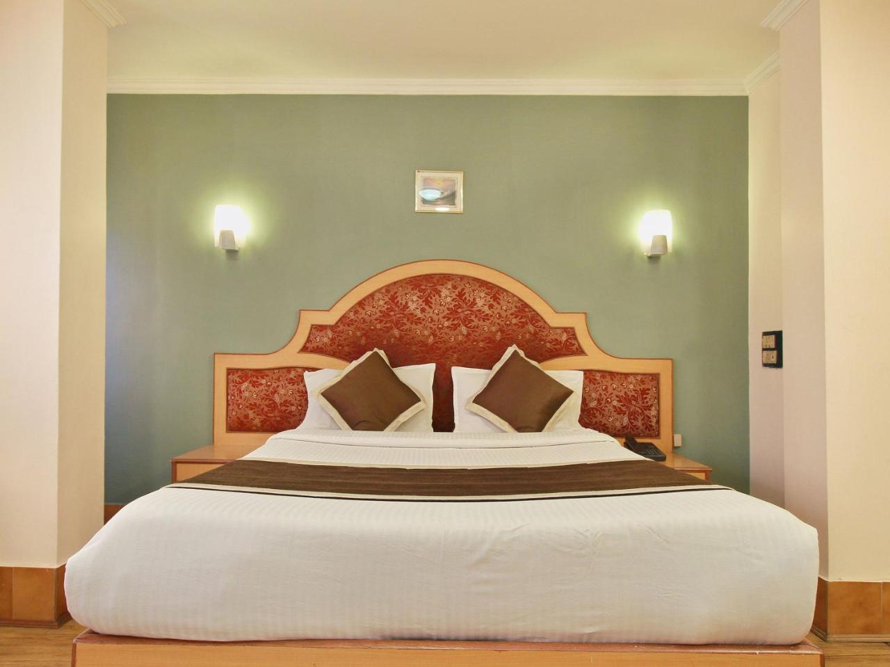 Oyo 10068 Rathna Hotel