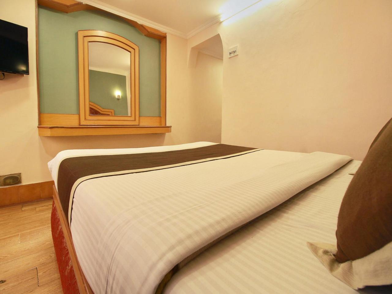Oyo 10068 Rathna Hotel