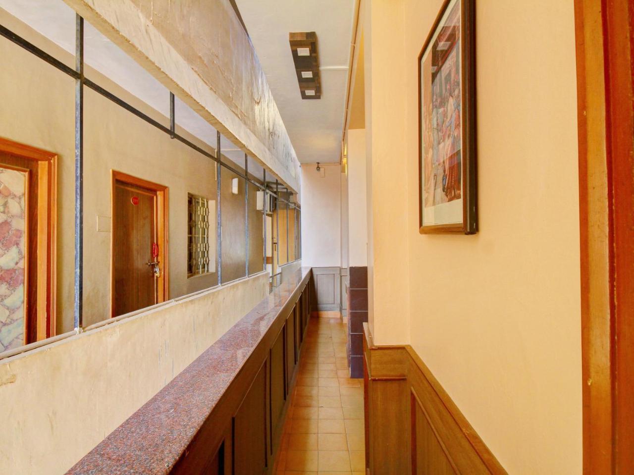 Oyo 10068 Rathna Hotel Ooty