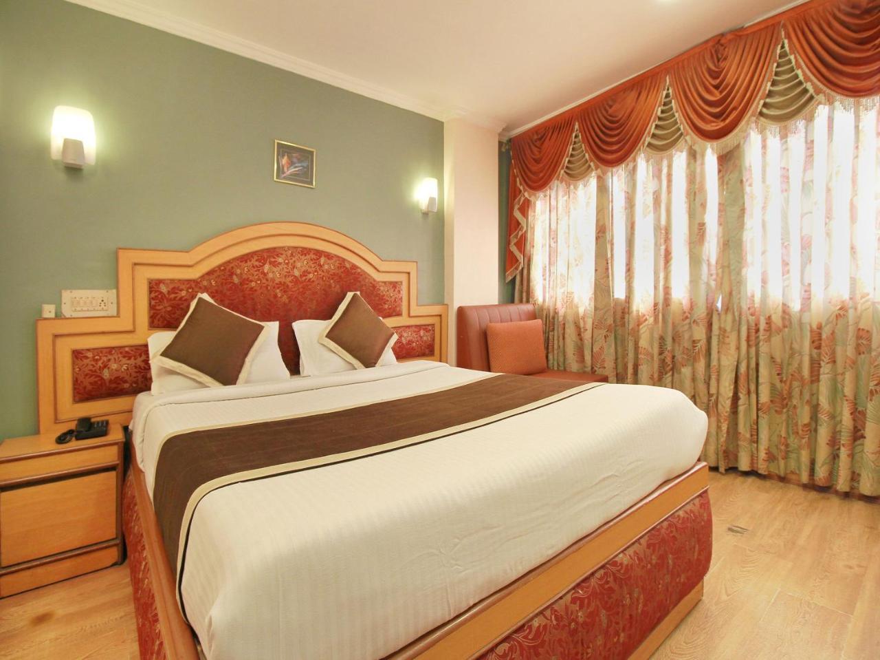 Oyo 10068 Rathna 3*