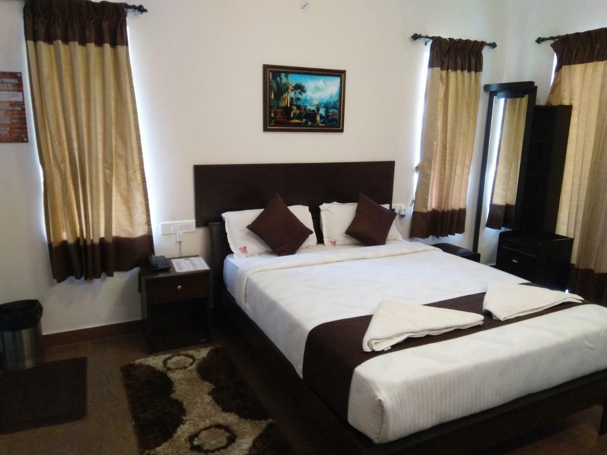Hotel Paradise Perfect - Non Smoking Non Alcoholic No Unmarried Couples *