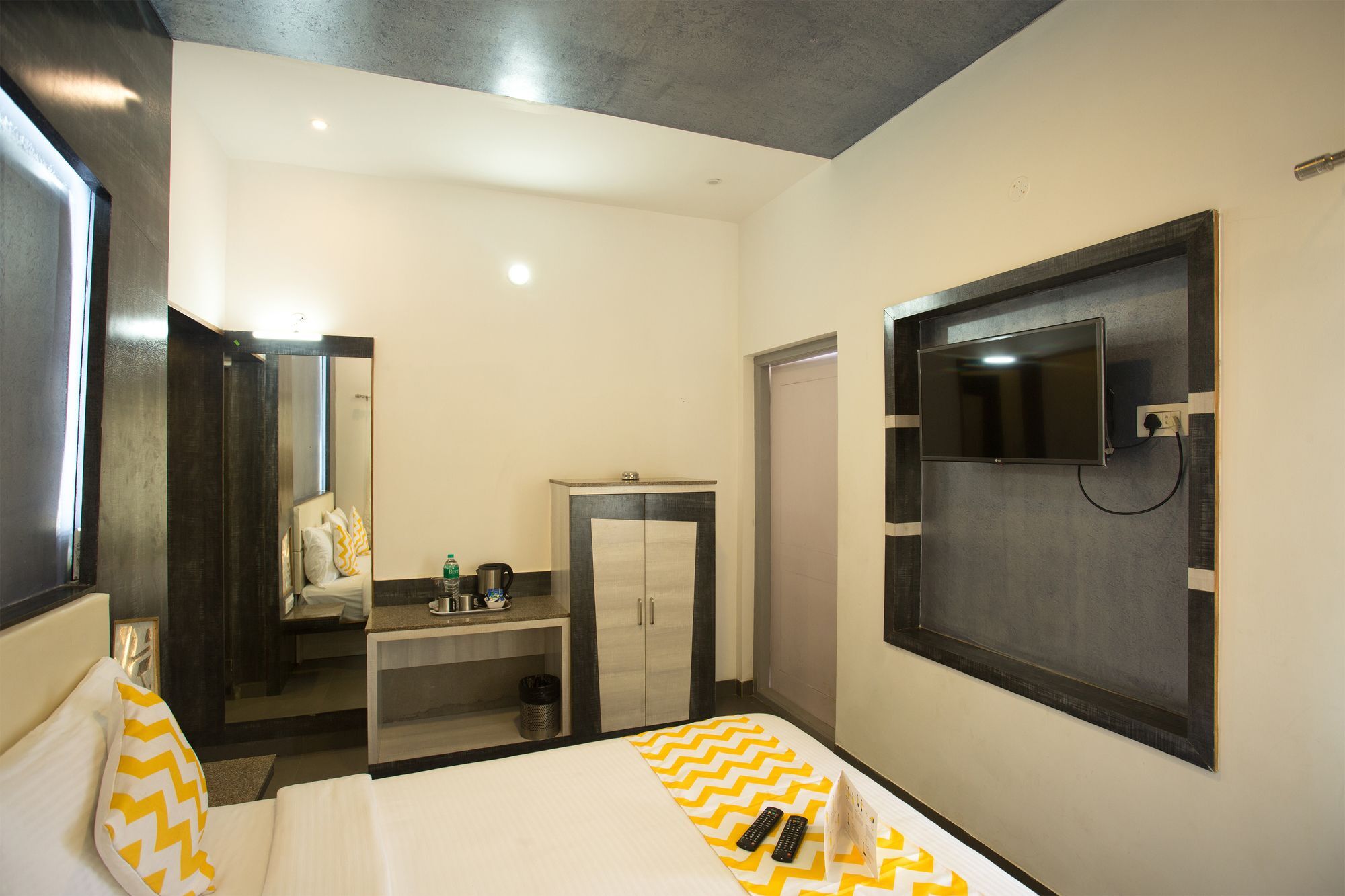 Fabhotel Srj's Thaneesh Southwick 3*