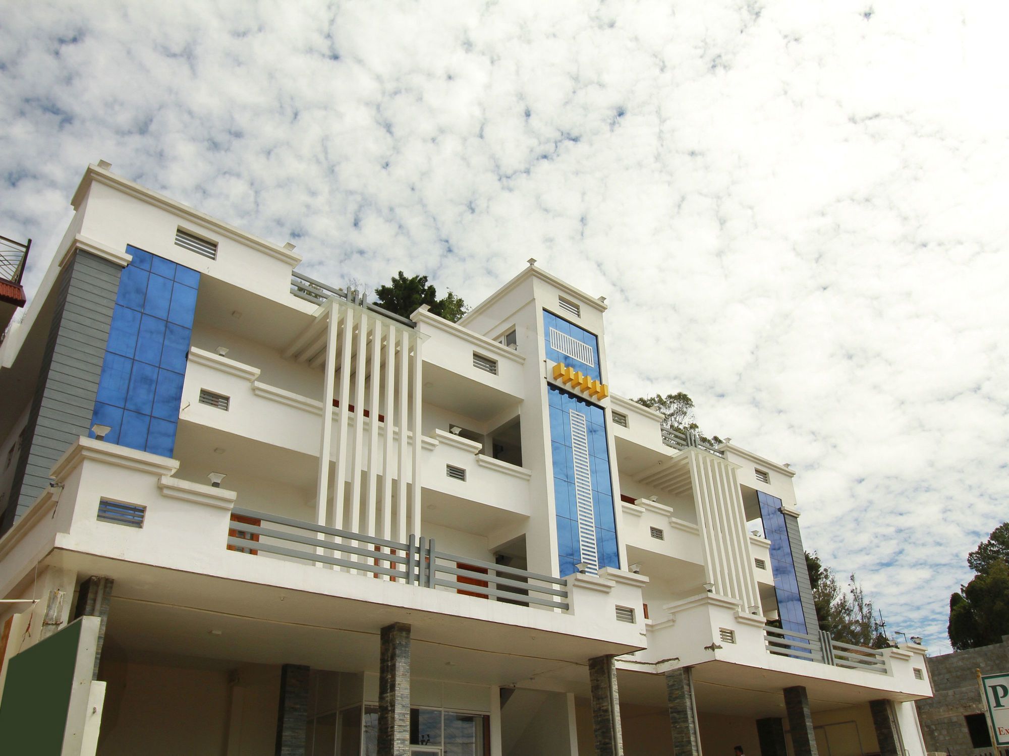 Oyo 11748 Pine Hill Apartment Ooty