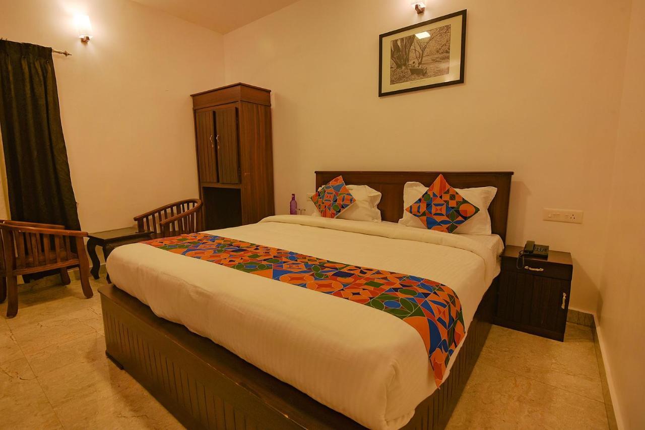 Fabhotel Greenwood