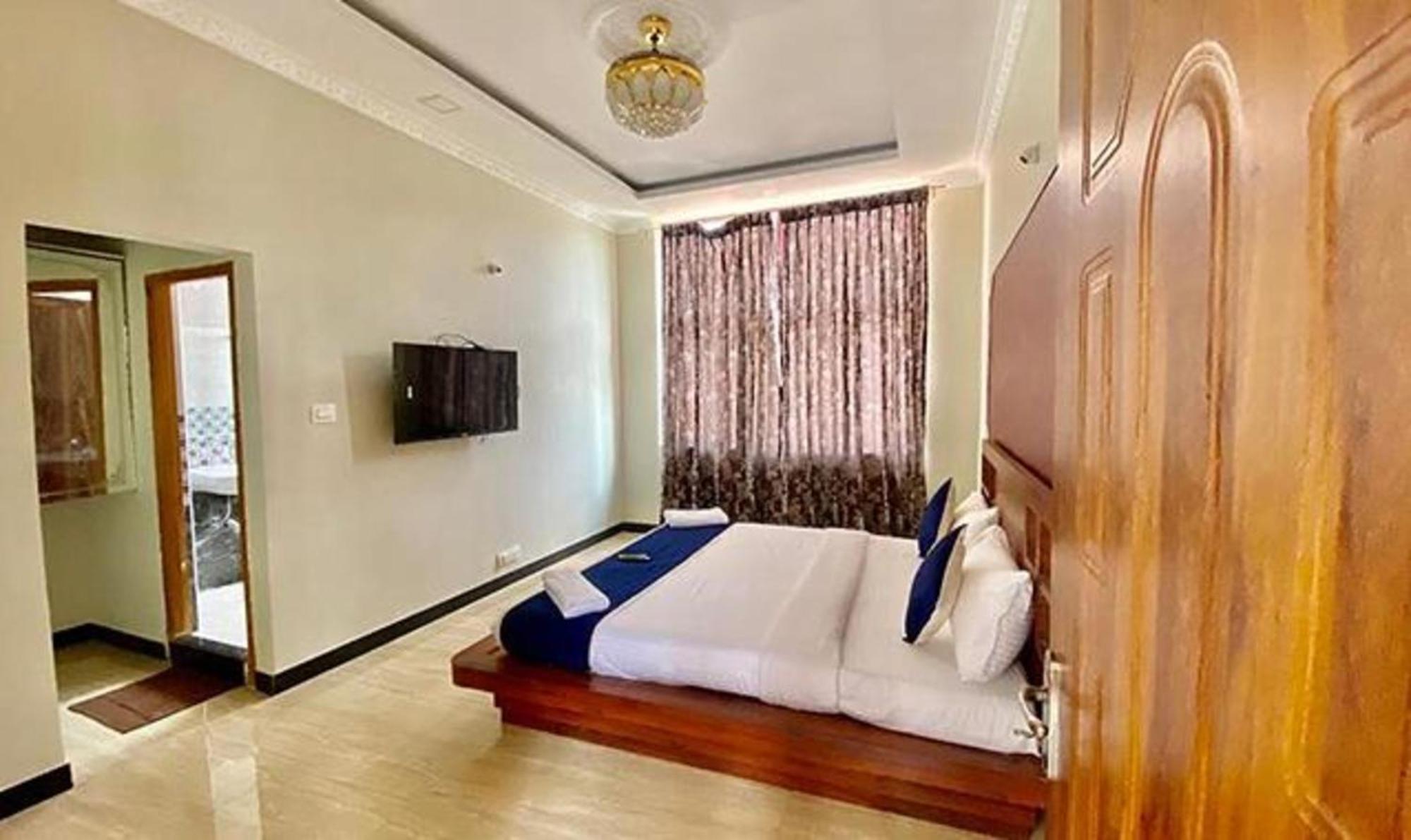 Fabexpress A2p Palace - Nr Botanical Garden Hotel 3*