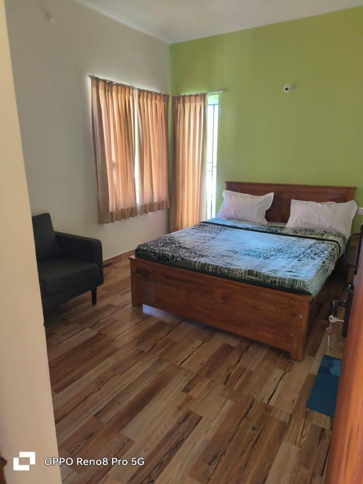 Dwarka Bed & Breakfast *