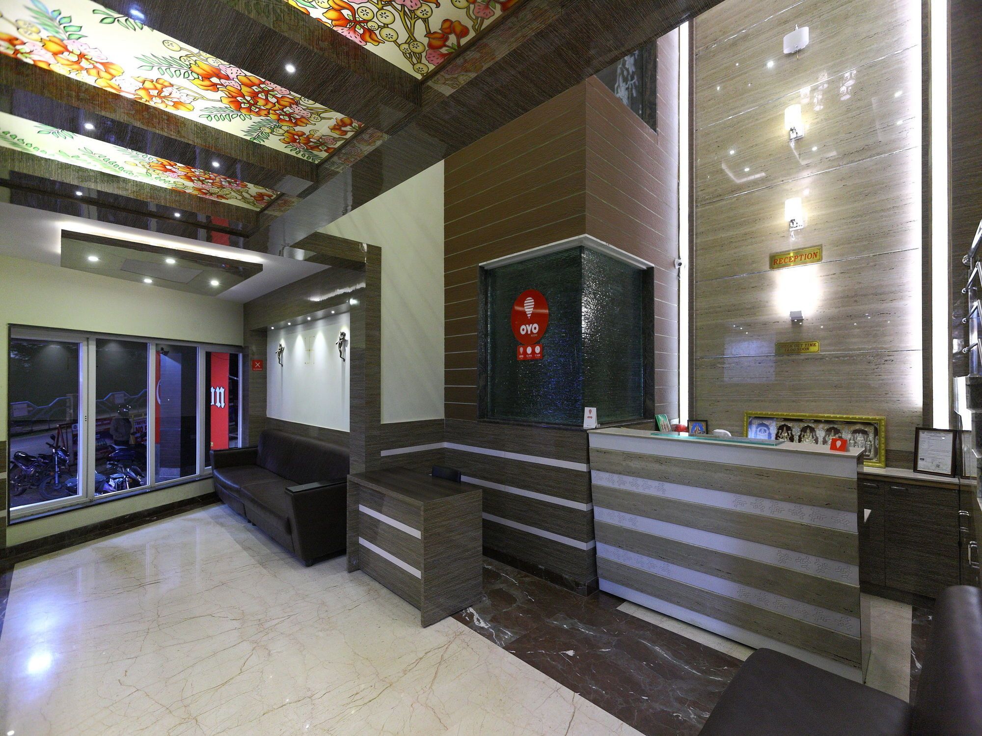 Hotel Oyo 7987 Carnation 3*